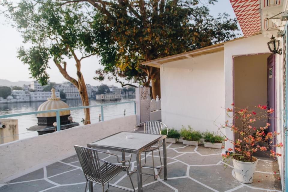 Gypsy Child Lake Hostel Udaipur Exterior photo