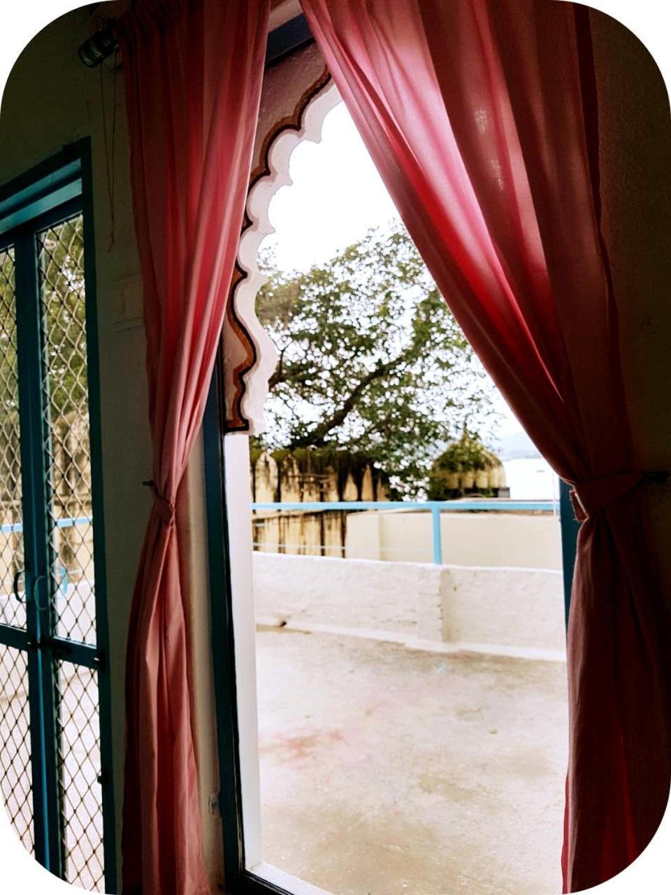 Gypsy Child Lake Hostel Udaipur Exterior photo